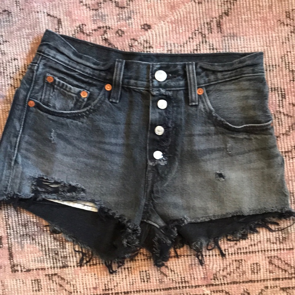 Black wash Levi’s 501 cut off short